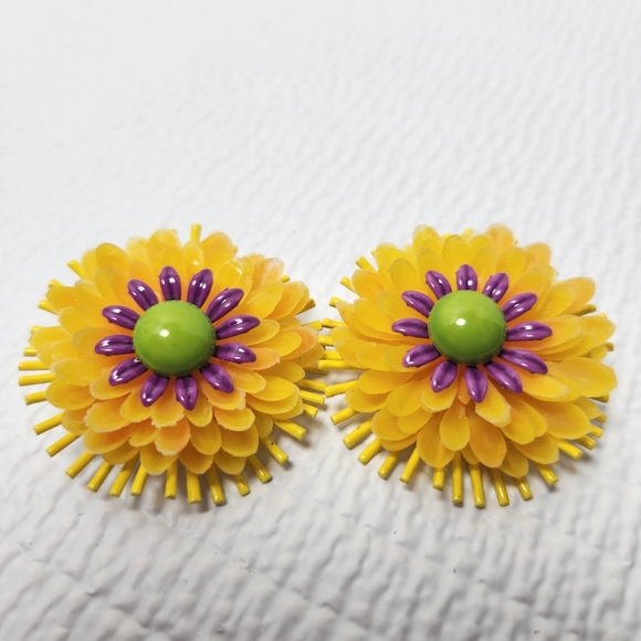 Vintage yellow plastic flower clip earrings - Picture 1 of 2